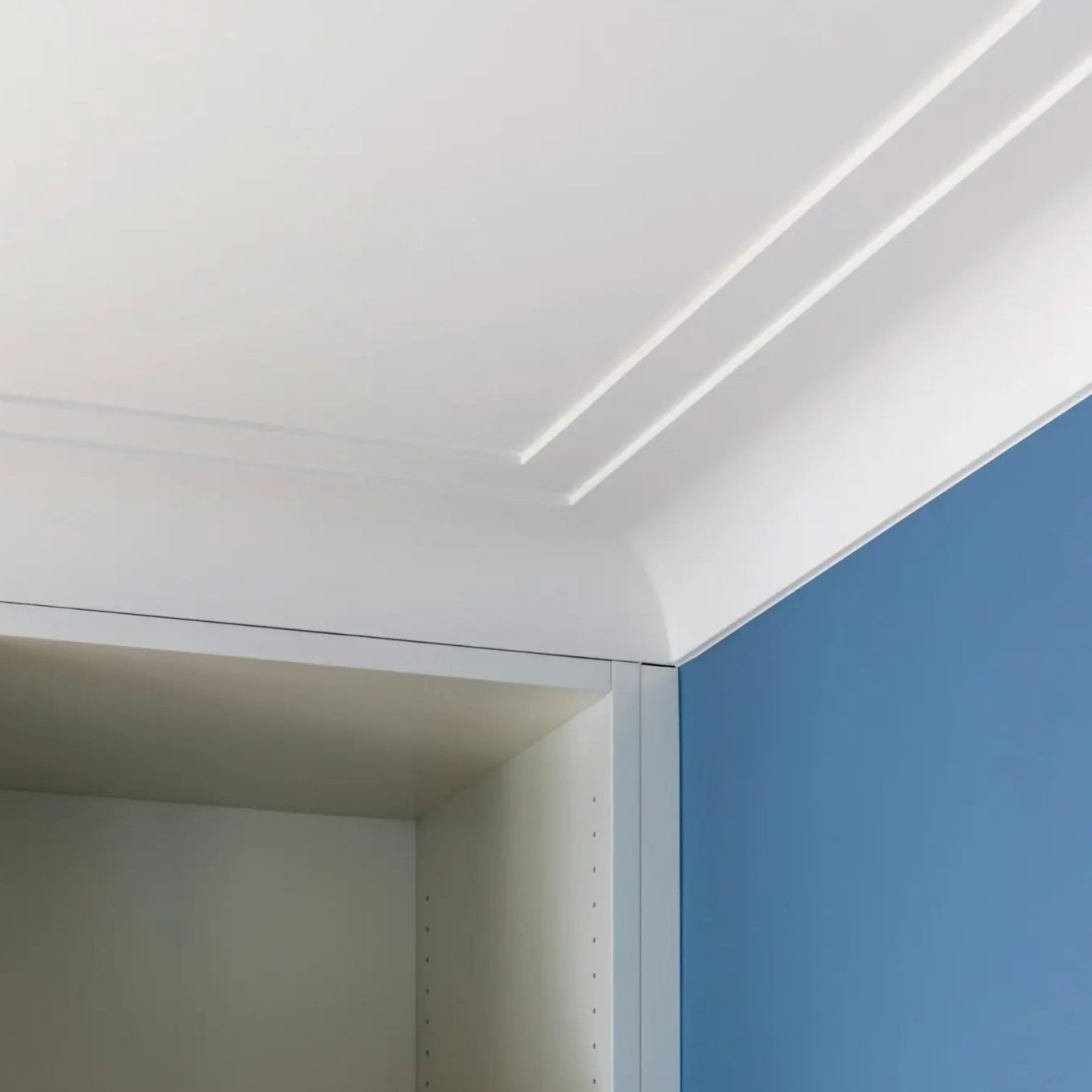 WT22 WALLSTYL® 2M NMC Ceiling Coving on the white ceiling | DecorMania UK